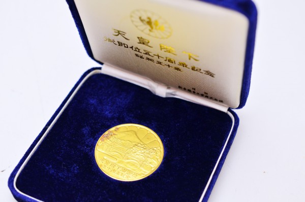卸し売り購入 純金 天皇陛下御即位 昭和元号五十年奉祝記念メダル 記念メダル K24 - その他